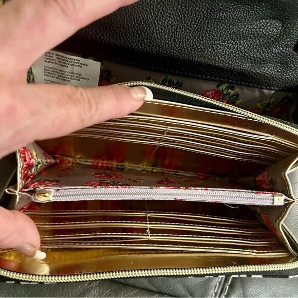 NWT Betsey Johnson black white XOXO LOVE KISS Crossbody shoulder accordion bag - Picture 10 of 11